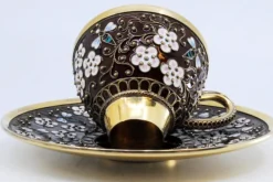 Tasse und Untertasse im russischen Stil aus emailliertem Silber mit floralen Motiven und goldenem Interieur, 2er Set