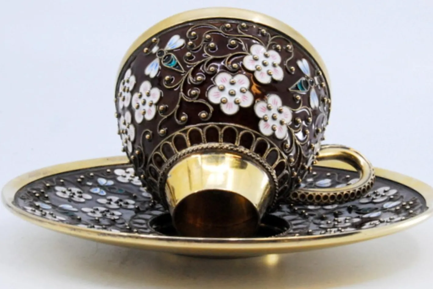 Tasse und Untertasse im russischen Stil aus emailliertem Silber mit floralen Motiven und goldenem Interieur, 2er Set