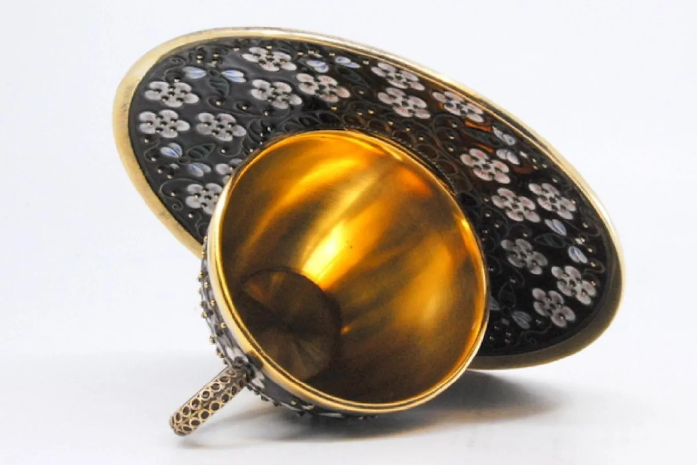 Tasse und Untertasse im russischen Stil aus emailliertem Silber mit floralen Motiven und goldenem Interieur, 2er Set