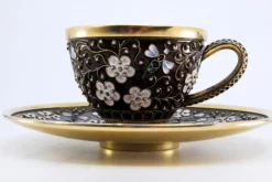 Tasse und Untertasse im russischen Stil aus emailliertem Silber mit floralen Motiven und goldenem Interieur, 2er Set