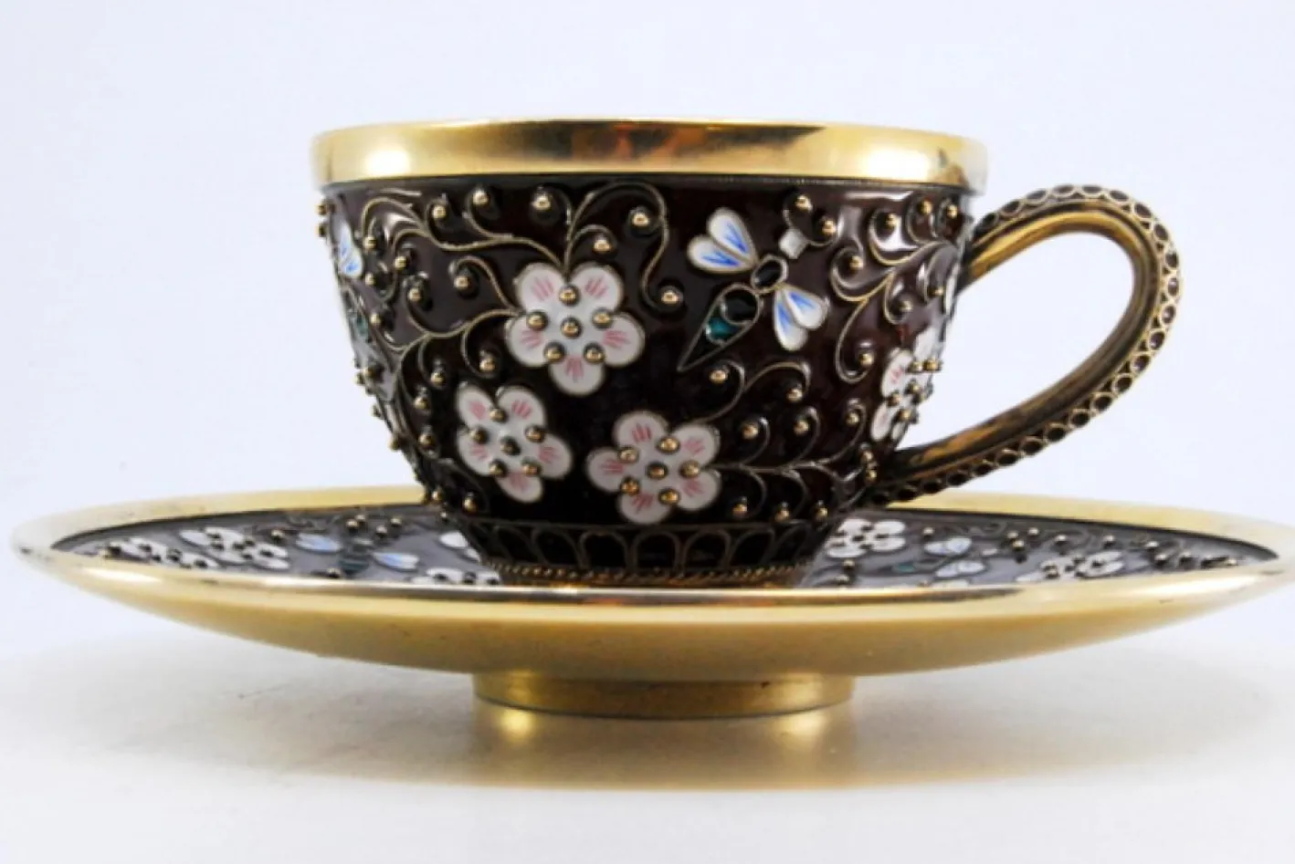 Tasse und Untertasse im russischen Stil aus emailliertem Silber mit floralen Motiven und goldenem Interieur, 2er Set