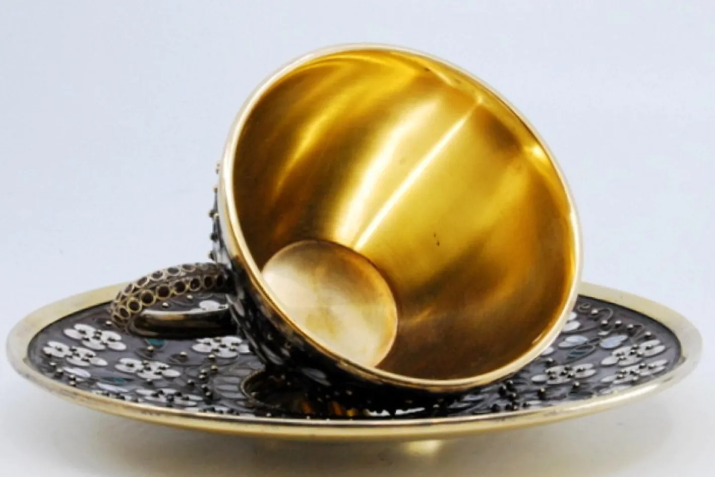 Tasse und Untertasse im russischen Stil aus emailliertem Silber mit floralen Motiven und goldenem Interieur, 2er Set