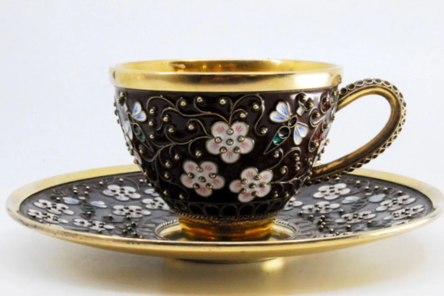 Tasse und Untertasse im russischen Stil aus emailliertem Silber mit floralen Motiven und goldenem Interieur, 2er Set