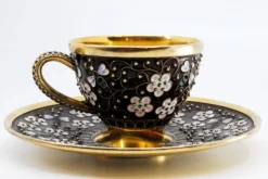 Tasse und Untertasse im russischen Stil aus emailliertem Silber mit floralen Motiven und goldenem Interieur, 2er Set