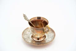 Teetasse mit Untertasse und Löffel aus vergoldetem Silber mit gravierten Pflanzenmotiven, 3 . Set