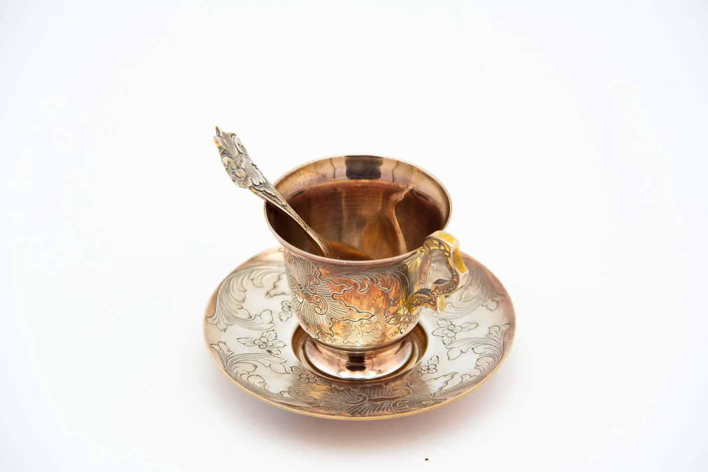 Teetasse mit Untertasse und Löffel aus vergoldetem Silber mit gravierten Pflanzenmotiven, 3 . Set