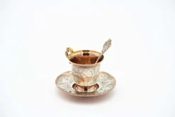 Teetasse mit Untertasse und Löffel aus vergoldetem Silber mit gravierten Pflanzenmotiven, 3 . Set
