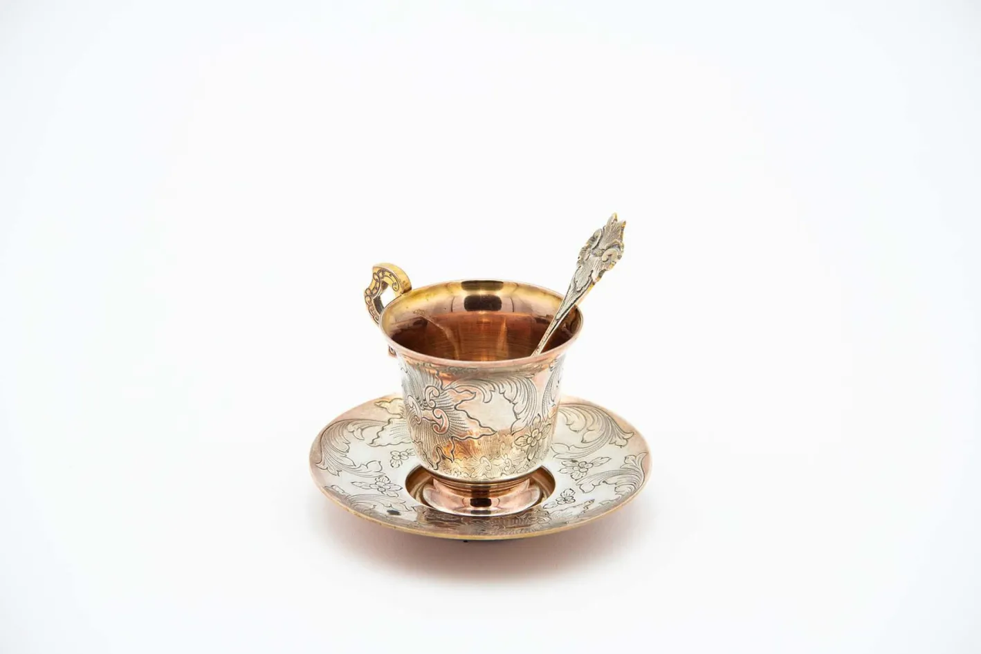 Teetasse mit Untertasse und Löffel aus vergoldetem Silber mit gravierten Pflanzenmotiven, 3 . Set