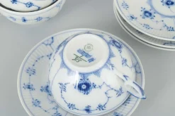 Teetassen mit passenden Untertassen von Royal Copenhagen, 8 . Set