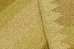 Teppich im Skandinavischen Stil mit geometrischen Mustern in Gold und Chartreuse von Rug&Kilim