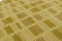 Teppich im Skandinavischen Stil mit geometrischen Mustern in Gold und Chartreuse von Rug&Kilim