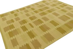 Teppich im Skandinavischen Stil mit geometrischen Mustern in Gold und Chartreuse von Rug&Kilim