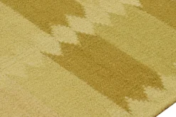 Teppich im Skandinavischen Stil mit geometrischen Mustern in Gold und Chartreuse von Rug&Kilim
