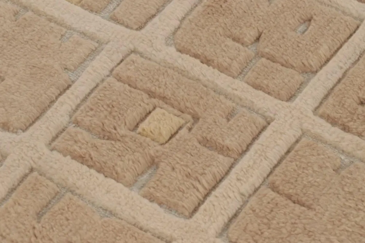 Teppich im skandinavischen Stil mit strukturiertem High-Low Gitter von Rug&Kelim
