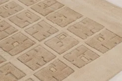 Teppich im skandinavischen Stil mit strukturiertem High-Low Gitter von Rug&Kelim