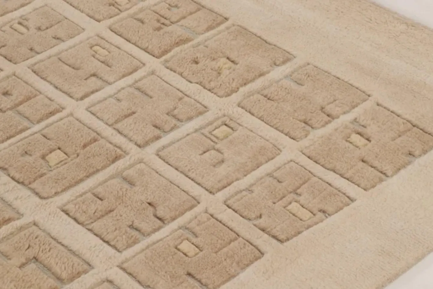 Teppich im skandinavischen Stil mit strukturiertem High-Low Gitter von Rug&Kelim