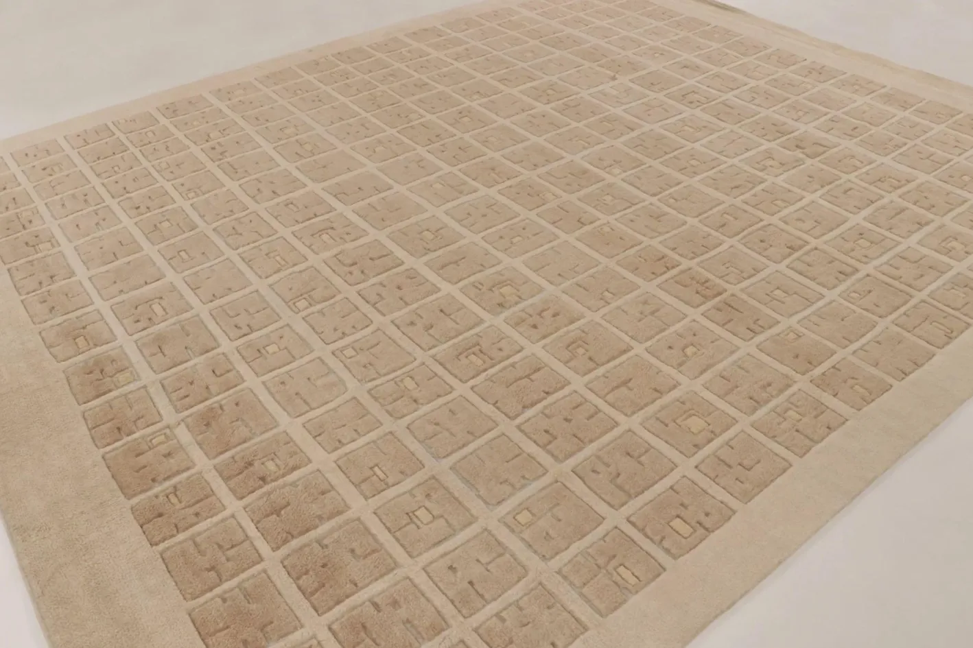Teppich im skandinavischen Stil mit strukturiertem High-Low Gitter von Rug&Kelim