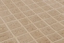 Teppich im skandinavischen Stil mit strukturiertem High-Low Gitter von Rug&Kelim