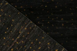 Teppich in Schwarz mit goldenem Punktmuster von Rug&Kilim