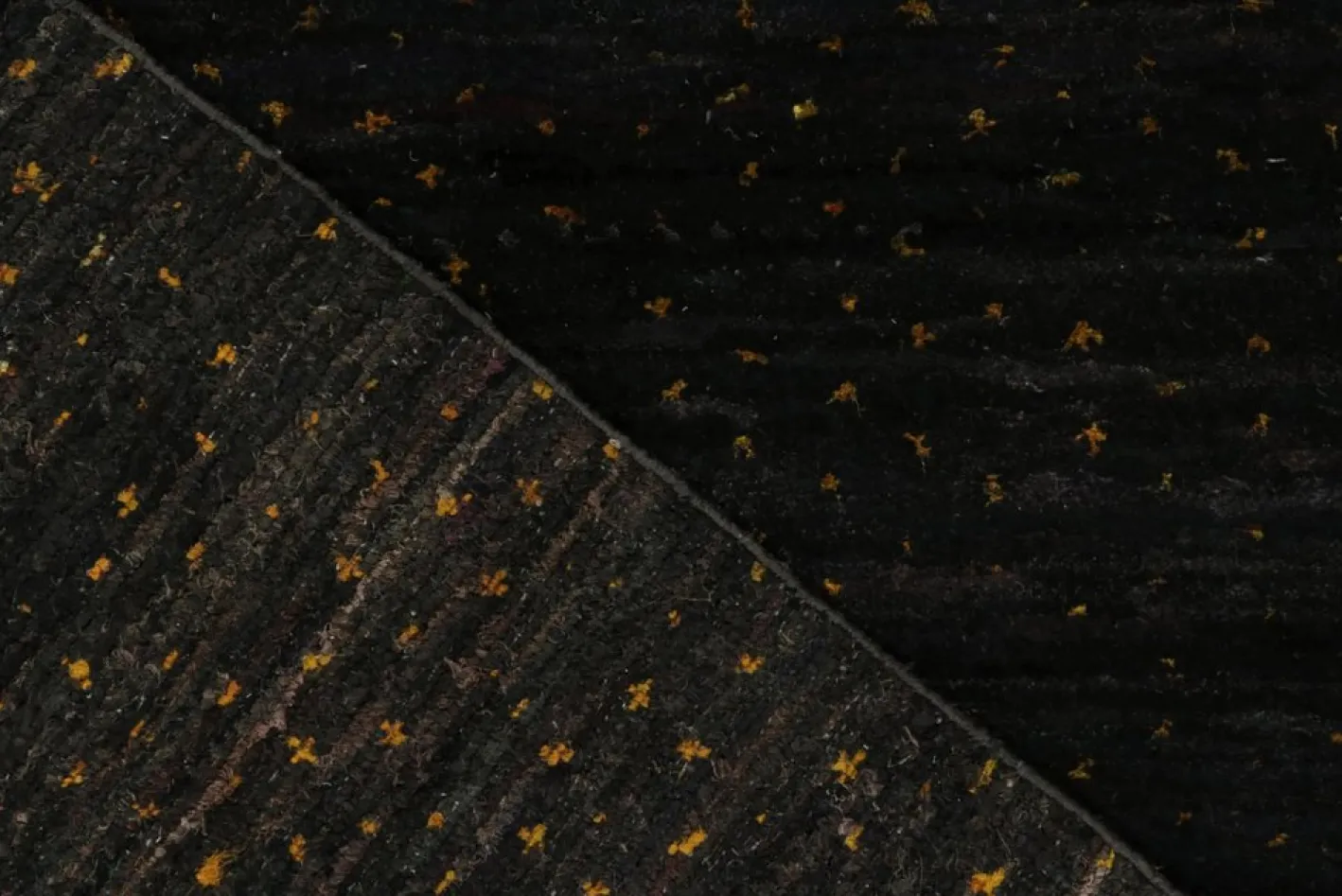 Teppich in Schwarz mit goldenem Punktmuster von Rug&Kilim