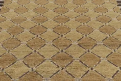 Teppich mit beige-braunen geometrischen Mustern von Rug&Kilim