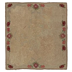 Teppich mit Haken in Beige und rosa floralen Rändern, 20. Jh