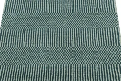 Teppich mit Streifen und geometrischen Mustern von Rug&Kilim