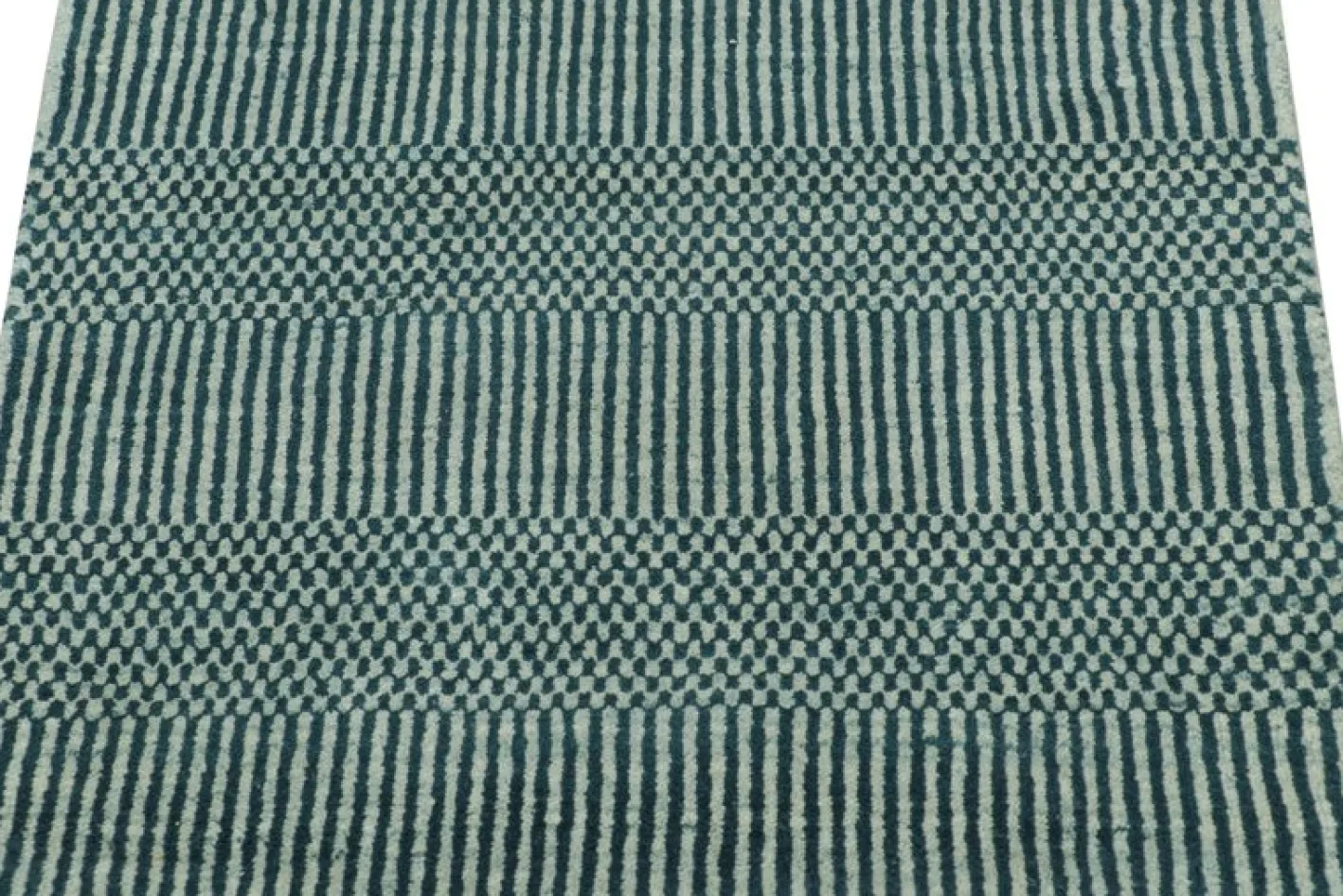 Teppich mit Streifen und geometrischen Mustern von Rug&Kilim