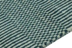 Teppich mit Streifen und geometrischen Mustern von Rug&Kilim