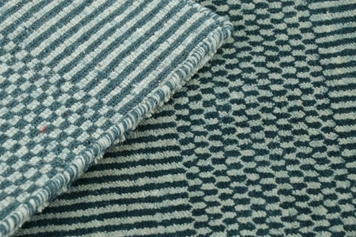 Teppich mit Streifen und geometrischen Mustern von Rug&Kilim
