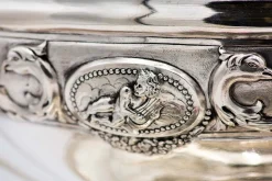 Terrine aus Silber mit vier Stützfüßen
