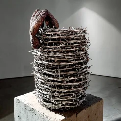 The Escape Skulptur, Ende 20. Jh., Stacheldraht und Bronze
