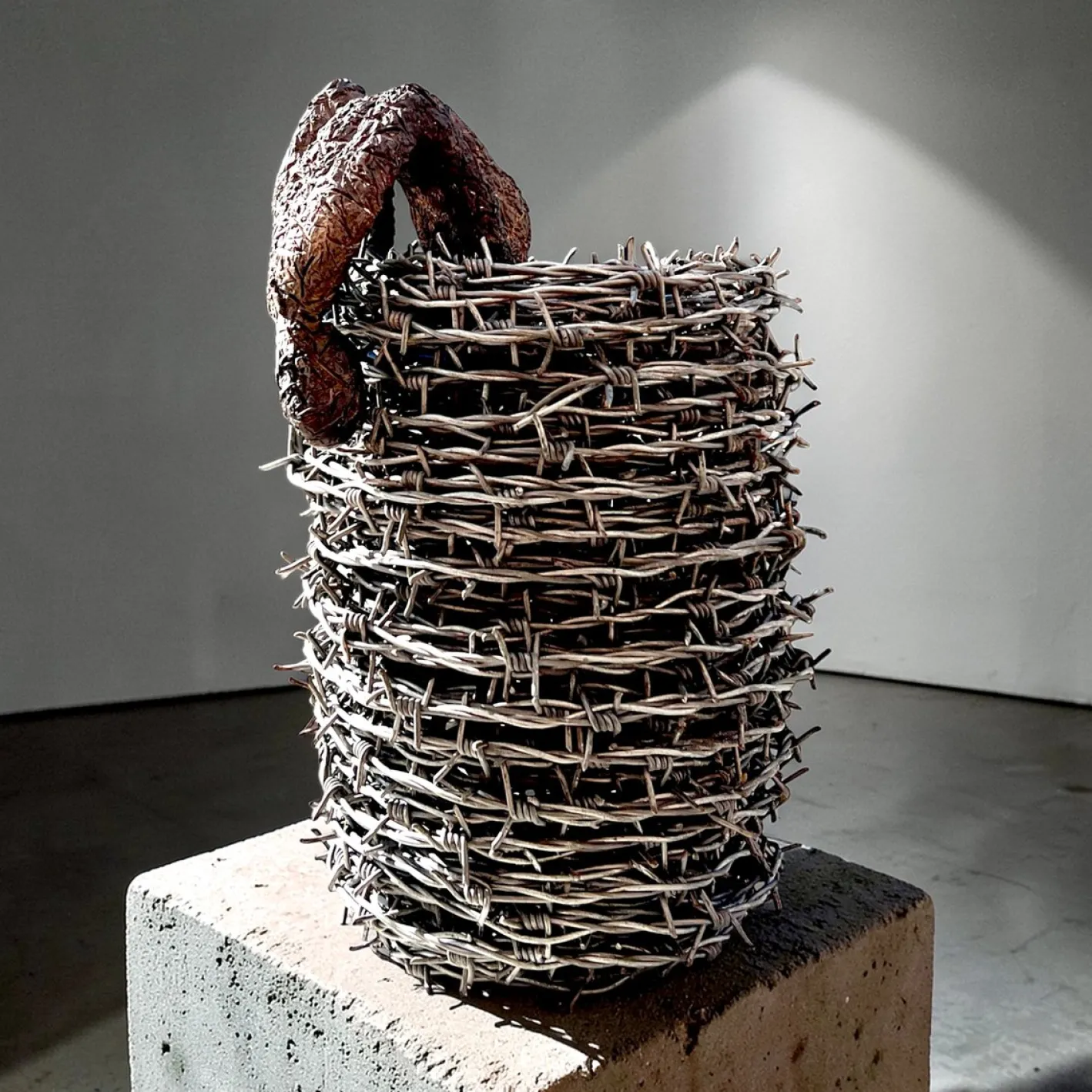 The Escape Skulptur, Ende 20. Jh., Stacheldraht und Bronze