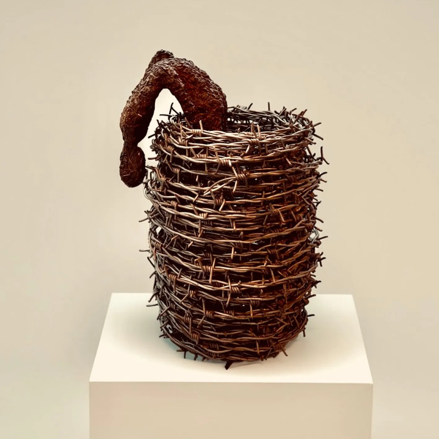 The Escape Skulptur, Ende 20. Jh., Stacheldraht und Bronze
