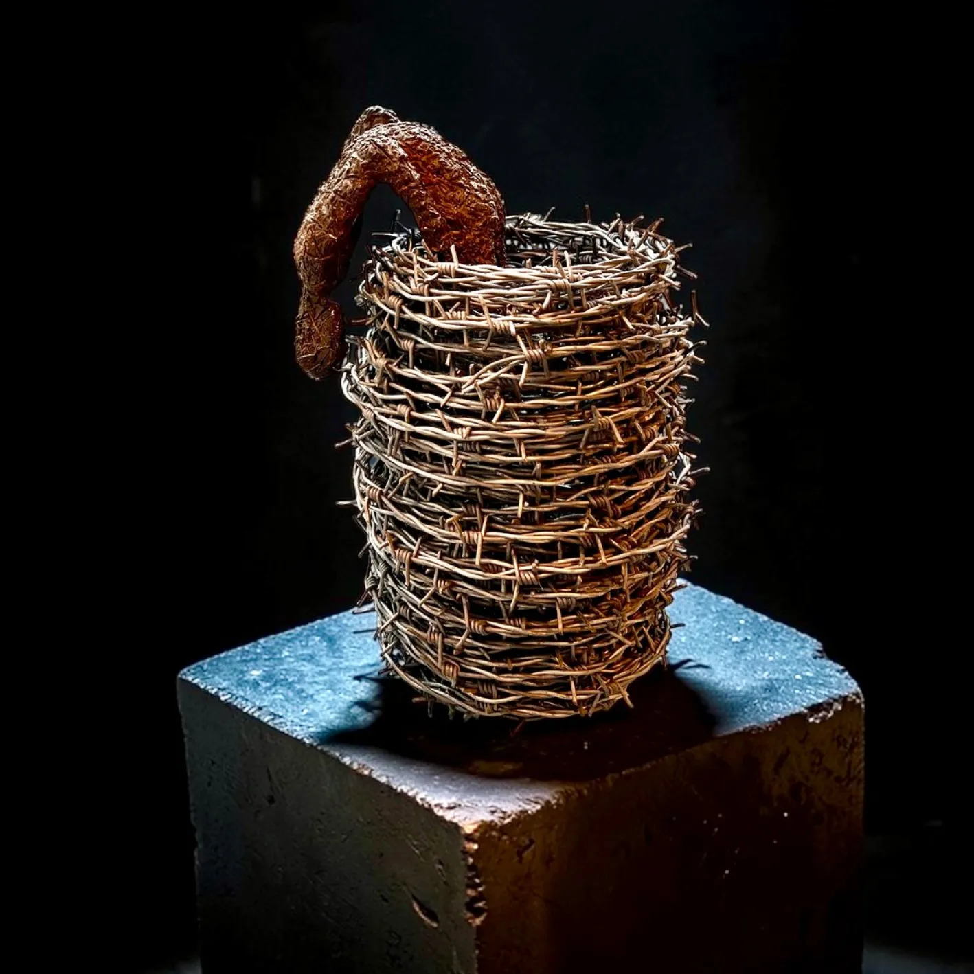 The Escape Skulptur, Ende 20. Jh., Stacheldraht und Bronze