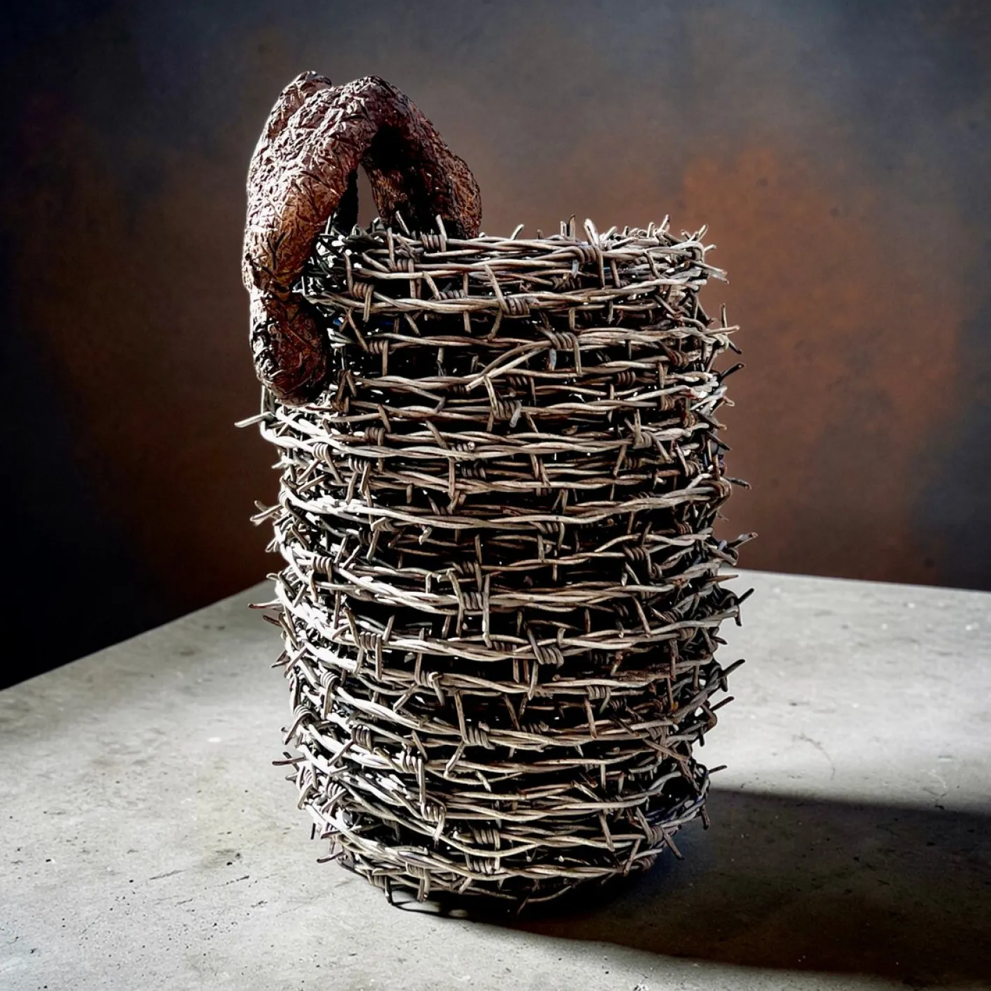 The Escape Skulptur, Ende 20. Jh., Stacheldraht und Bronze