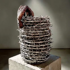 The Escape Skulptur, Ende 20. Jh., Stacheldraht und Bronze