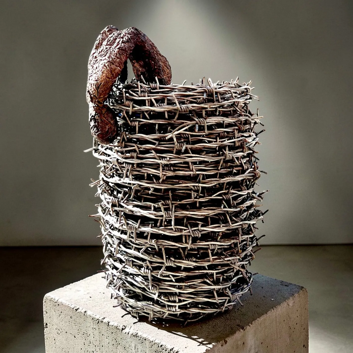 The Escape Skulptur, Ende 20. Jh., Stacheldraht und Bronze