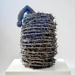 The Escape Skulptur, Ende 20. Jh., Stacheldraht und Bronze
