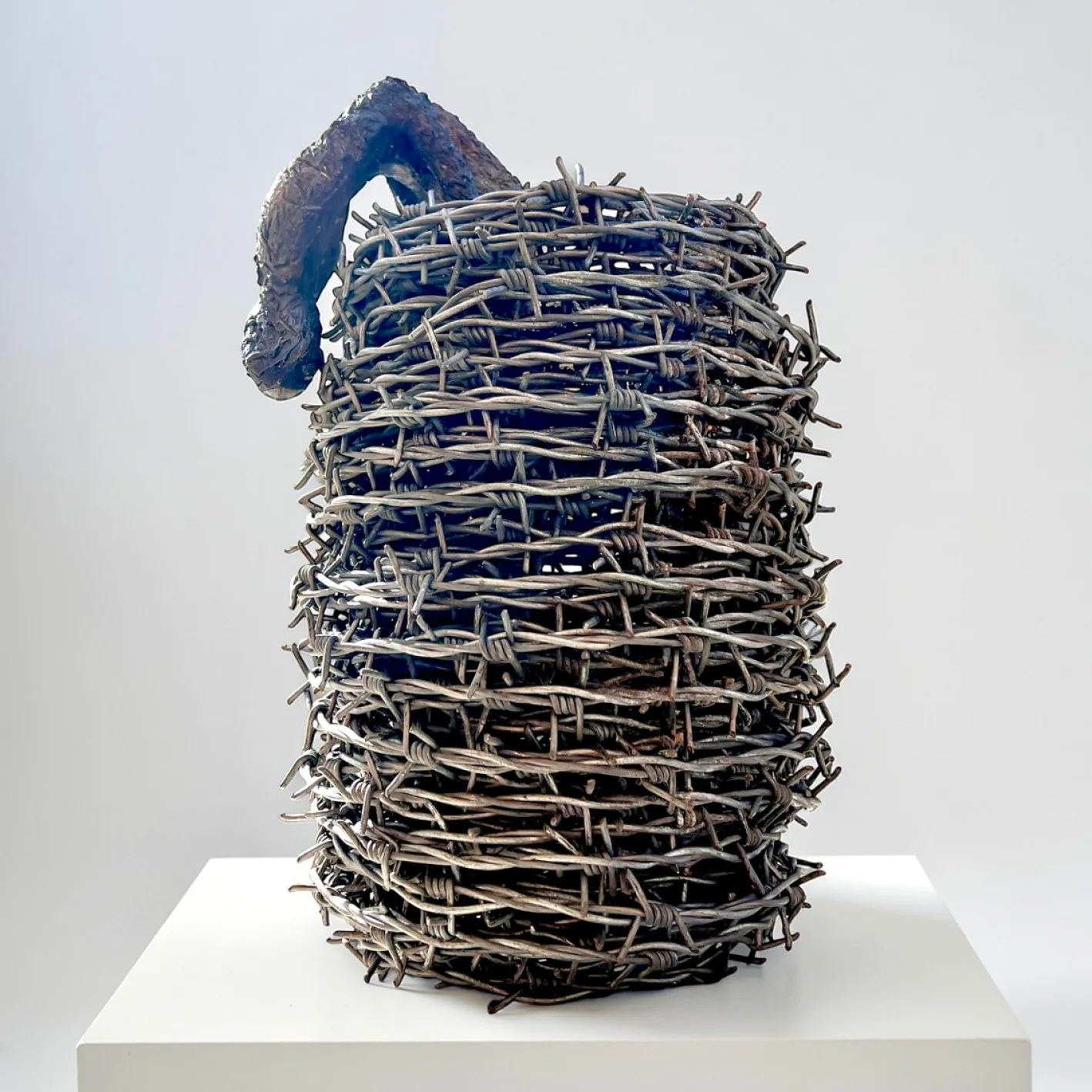 The Escape Skulptur, Ende 20. Jh., Stacheldraht und Bronze