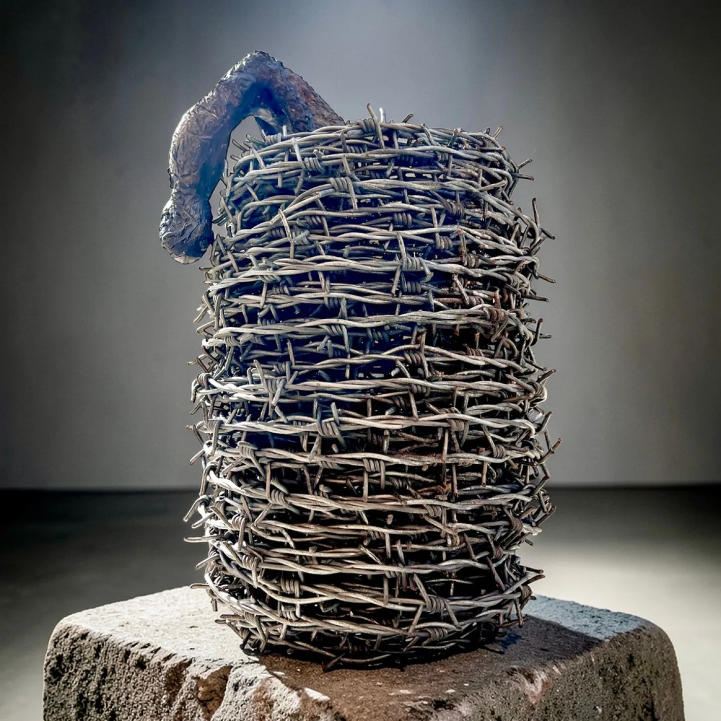 The Escape Skulptur, Ende 20. Jh., Stacheldraht und Bronze