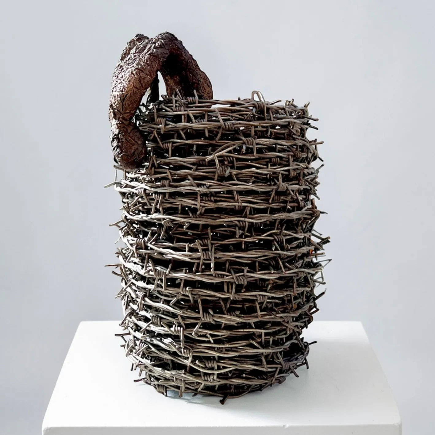 The Escape Skulptur, Ende 20. Jh., Stacheldraht und Bronze