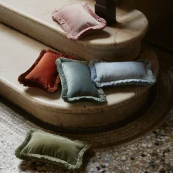 The Gift Micro Kissen aus weißem Samt mit kamelfarbenen Paspeln von Lorenza Briola für Lo Decor