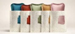 The Gift Micro Kissen aus weißem Samt mit kamelfarbenen Paspeln von Lorenza Briola für Lo Decor