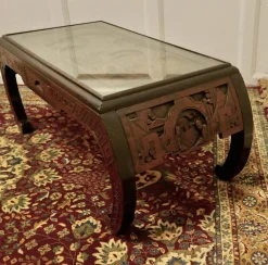 Tief geschnitzter orientalischer Couchtisch, 1920