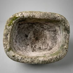 Tiegelförmiger Monolith aus Stein, 1800er