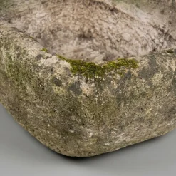 Tiegelförmiger Monolith aus Stein, 1800er