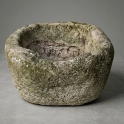 Tiegelförmiger Monolith aus Stein, 1800er