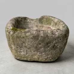 Tiegelförmiger Monolith aus Stein, 1800er