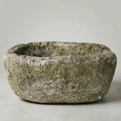 Tiegelförmiger Monolith aus Stein, 1800er